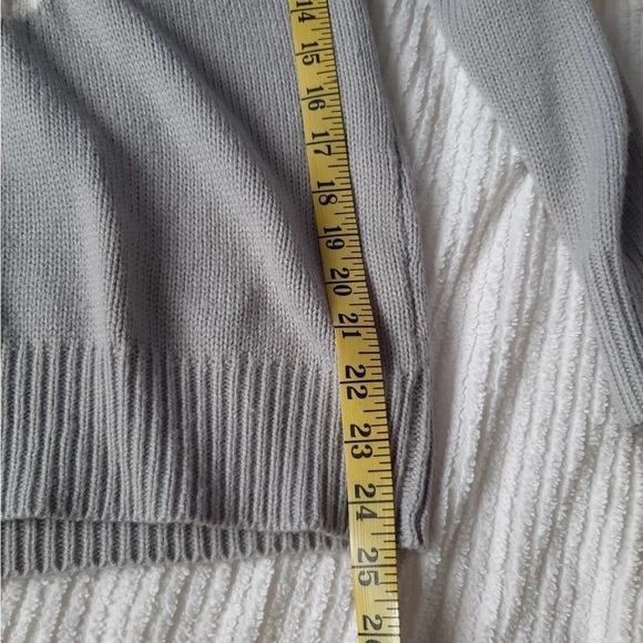 Elegant Gray Sweater with Heart Design - Picture 5 of 7